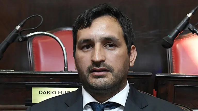 El senador de La Cámpora acusado de abusar de una militante, no renunció a la banca