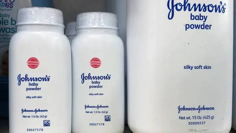 Johnson & Johnson se hunde en Bolsa: la firma sabía de la presencia de amianto en su talco