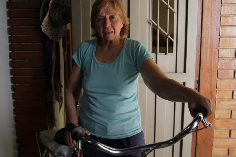 Una jubilada mendocina salió a comprar el pan en bicicleta y le hicieron una multa de $14.000 por no llevar casco
