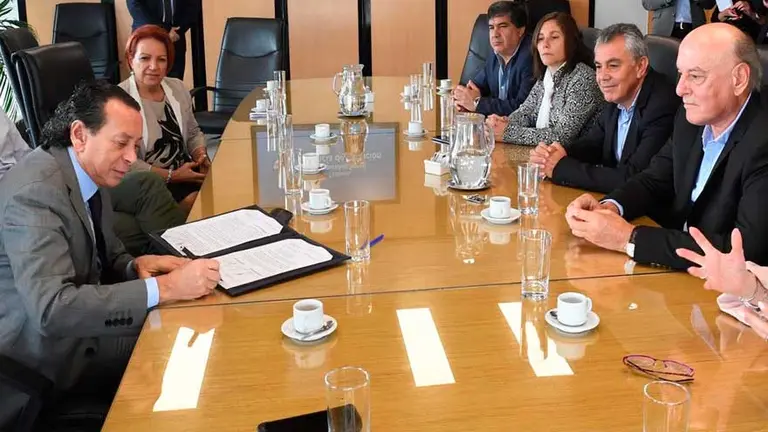 El Gobierno "marca la cancha" de la política salarial 2019: primeros acuerdos con 23% más revisión