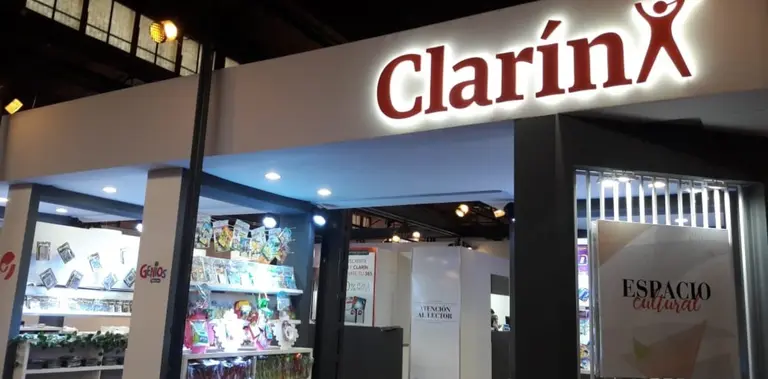 Recorte mediático: casi 60 despidos en Clarín, cerró radio El Mundo y se intensifica la crisis en NA, Radio Nacional y Rock&Pop