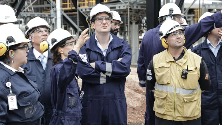 Iguacel visitó la refinería de AXION energy en Campana