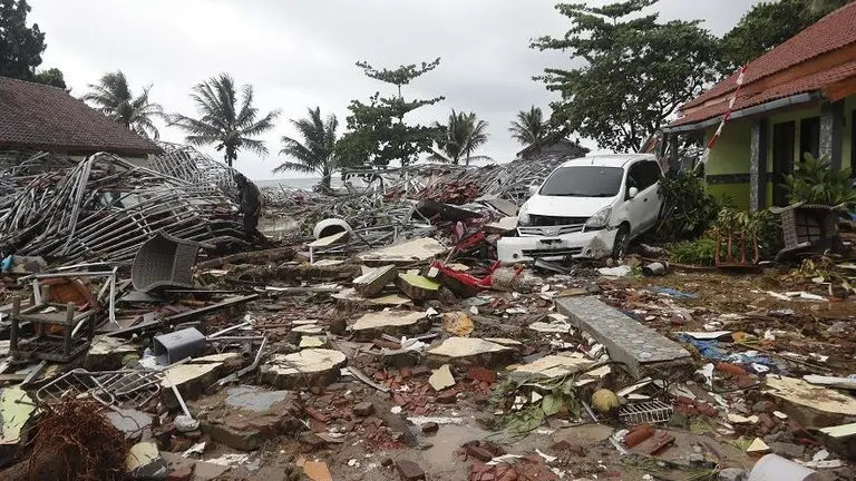 Ya son más de 200 las víctimas fatales por el tsunami en Indonesia