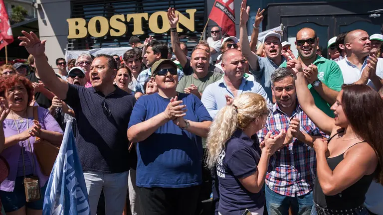 La justicia suspendió el desalojo de los trabajadores de la tradicional confitería Boston