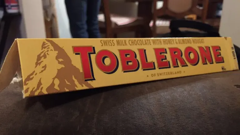 Un niño le abre los ojos a su madre sobre algo oculto en el logo de Toblerone