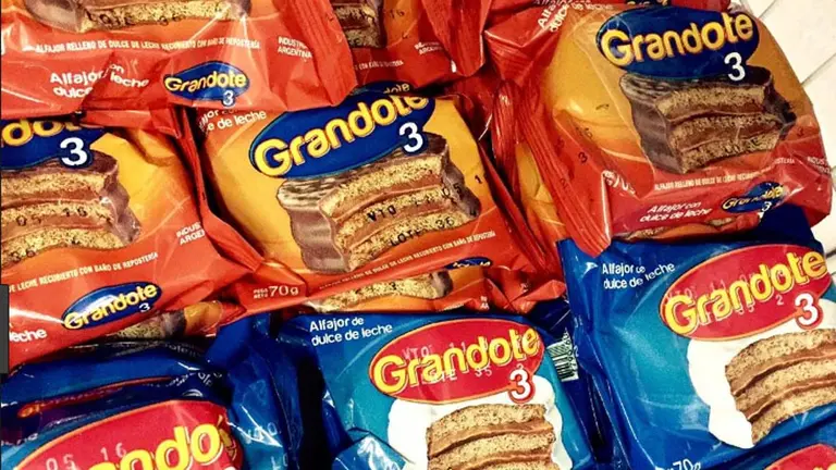 Denuncian que la empresa fabricante del alfajor Grandote debe seis meses de sueldos