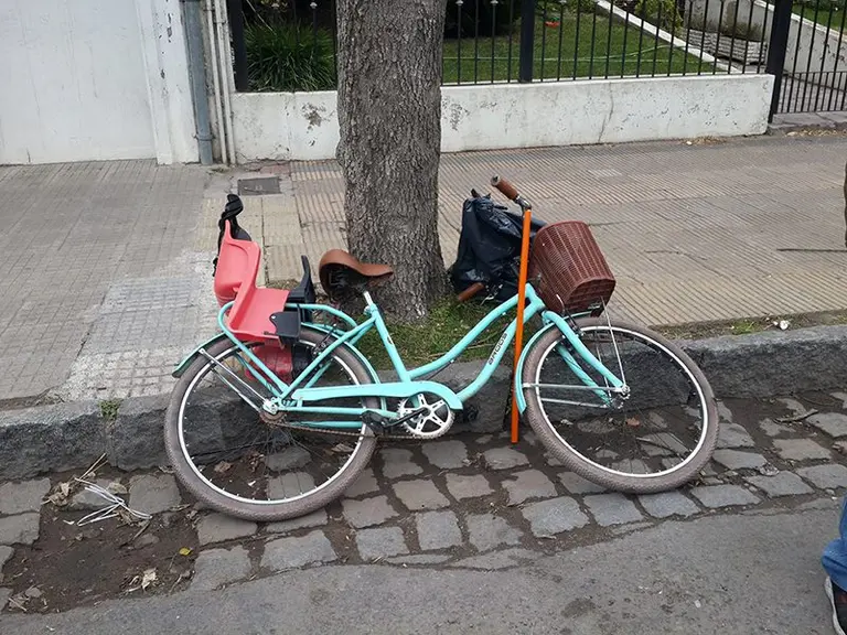 ¿Cuánto deberá pagarle la Ciudad a una mujer que se lastimó con una alcantarilla?