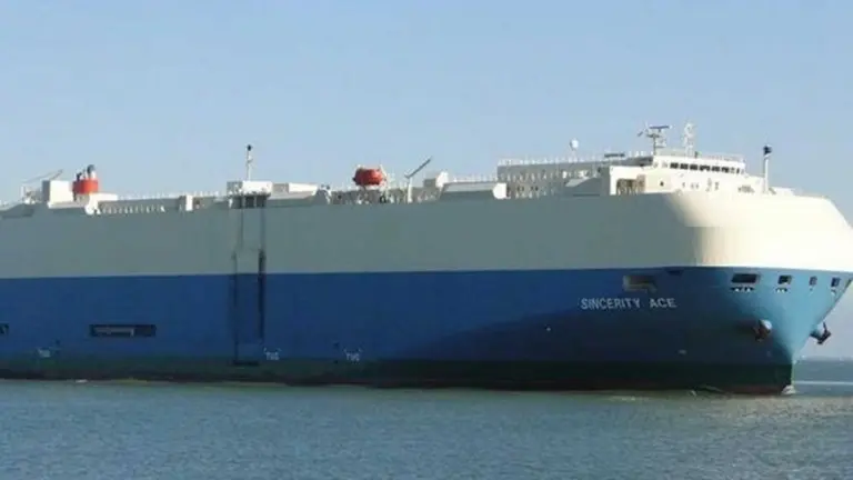 Un barco con 3.500 autos de Nissan, a la deriva en el Pacífico y sin tripulantes