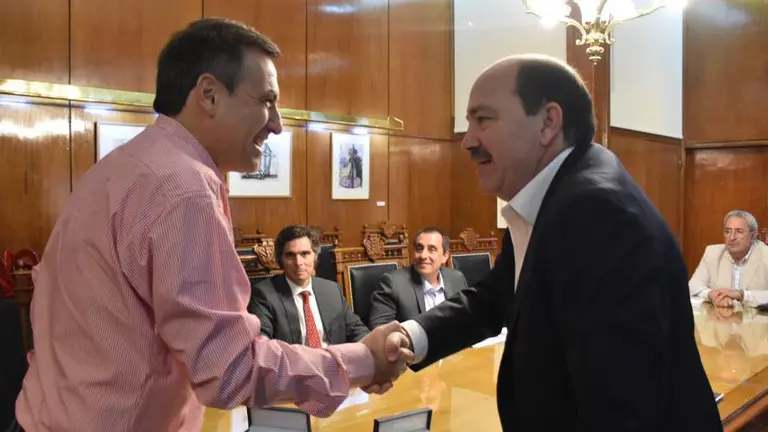 Ramón Mestre, intendente de Córdoba, y Javier Ortiz Batalla, presidente del Banco Ciudad.