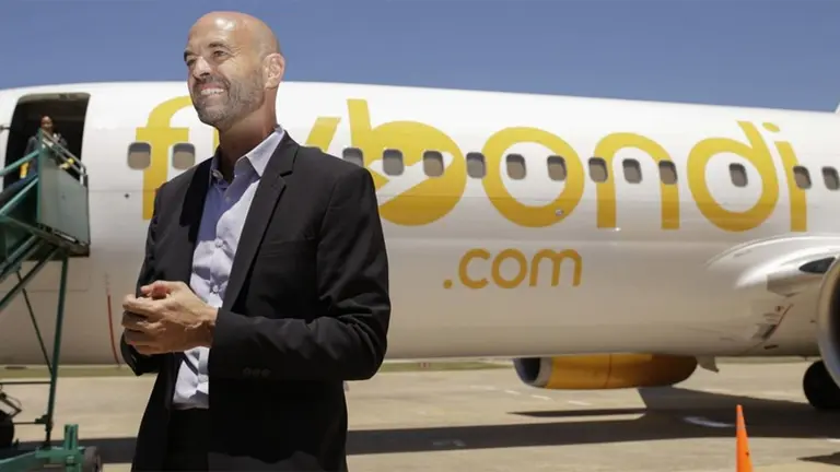 Guillermo Dietrich frente a un 737 de Flybondi.