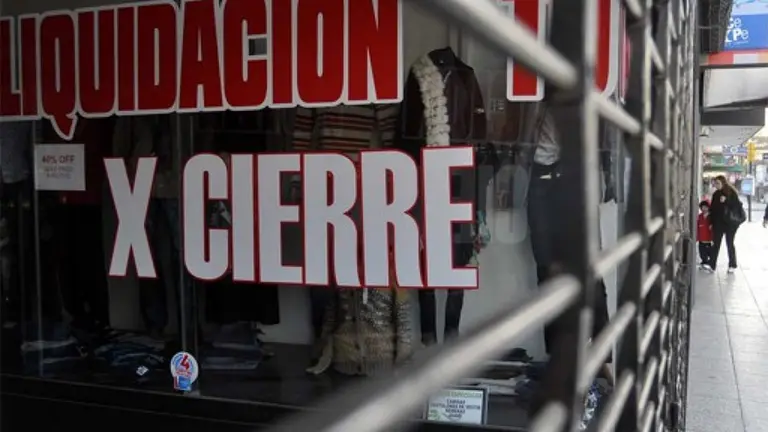 Cada vez más señales de la crisis: crece el número de empresas y comercios en problemas