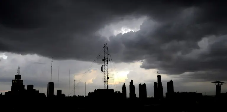 Tras la alerta de fuertes vientos, una nube negra asustó a todos