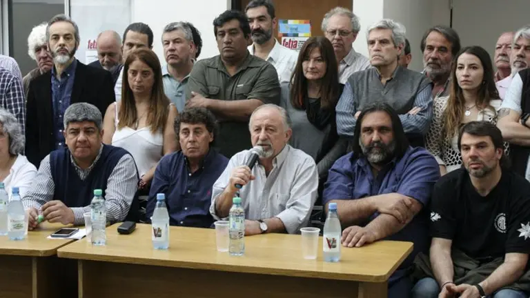 Moyano prepara junto a las dos CTA la "marcha de antorchas" contra los tarifazos