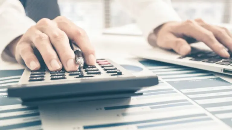 Pymes: CNV reglamenta sistema para negociar facturas en el mercado y financiarse