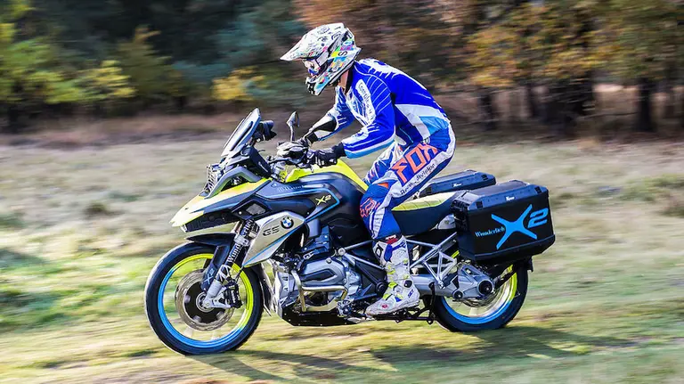 BMW registró la doble tracción en motos con motor eléctrico