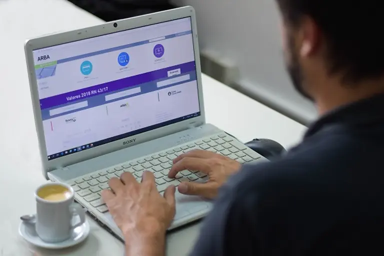 Contribuyentes con saldo a favor de hasta $100.000 ya pueden solicitar su devolución por Internet