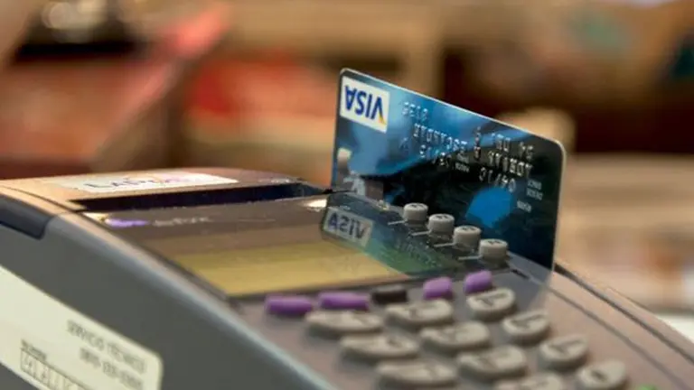 La mayor caída anual: la operatoria con tarjetas de crédito disminuye 3,5%