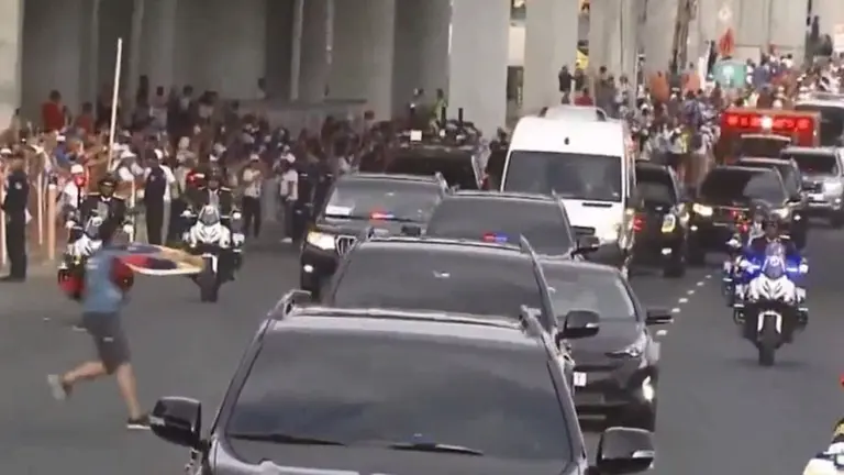 Un joven con una bandera venezolana se abalanzó sobre el auto del papa Francisco en su llegada a Panamá