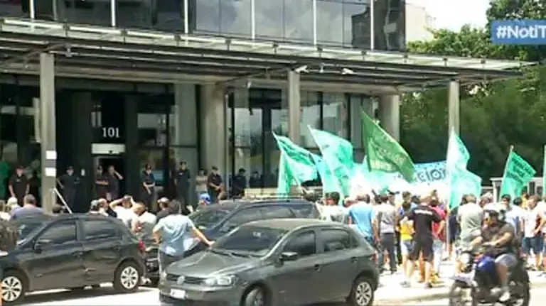 Más de 100 despidos en el diario La Nación por el cierre de sus talleres gráficos