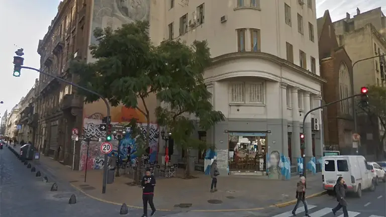 Delincuentes apuñalaron a un turista canadiense en San Telmo para robarle el celular