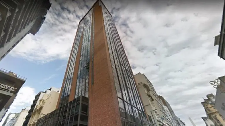 Incendio en un hotel de la avenida Corrientes: hay un muerto y heridos graves