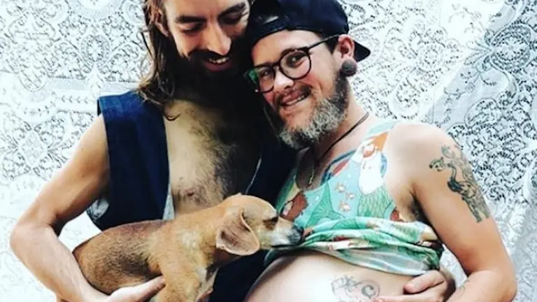 Cómo es la historia que recorre el mundo del papá trans que dio a luz