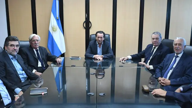 Dante Sica, ministro de Trabajo, y miembros del Consejo.