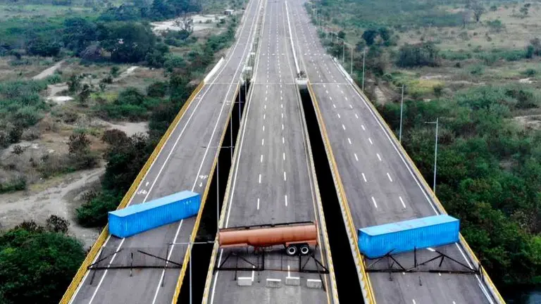 Bloqueo a la ayuda humanitaria en Venezuela: la impactante imagen que recorre el mundo