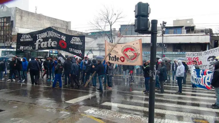 El gremio del neumático paraliza la actividad en FATE: reclama por despidos y contra la Ley de Bases