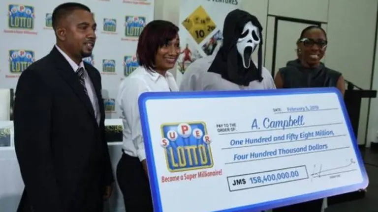 Ganó la lotería y retiró el dinero disfrazado para no compartirlo con su familia