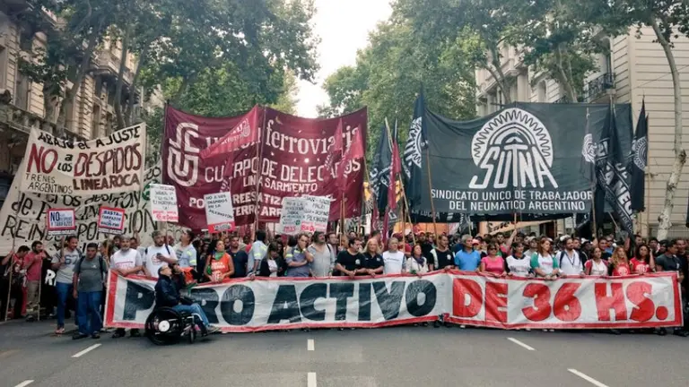Gremios se concentraron en Plaza de Mayo en reclamo por "despidos y tarifazos"