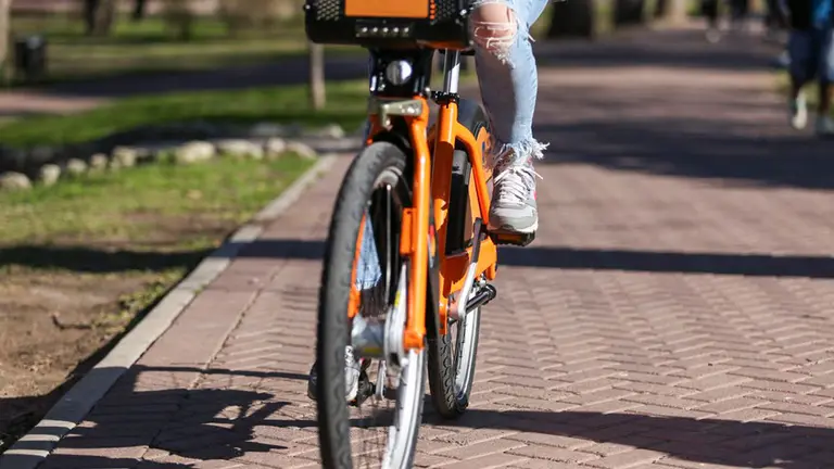 Caminando o en bici: 4 de cada 10 personas cambiaron su forma de viajar al trabajo por los aumentos en el transporte público