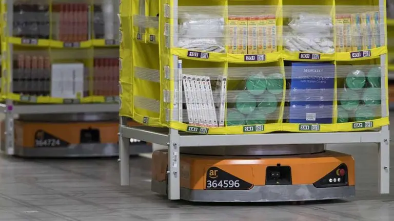 Cómo colaboran los robots con los empleados en los depósitos gigantes de Amazon