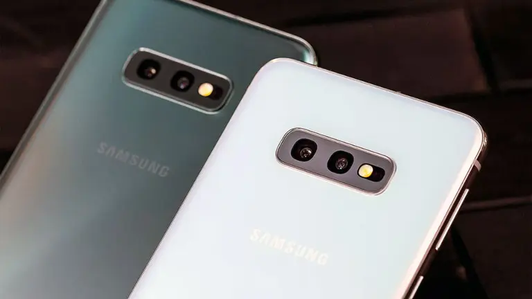 Frente a frente, las versiones "lite" del Galaxy S10 y el iPhone X