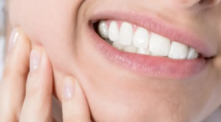 ¿Te despertás con dolor de cabeza o en los dientes? Conocé qué puede causarlos