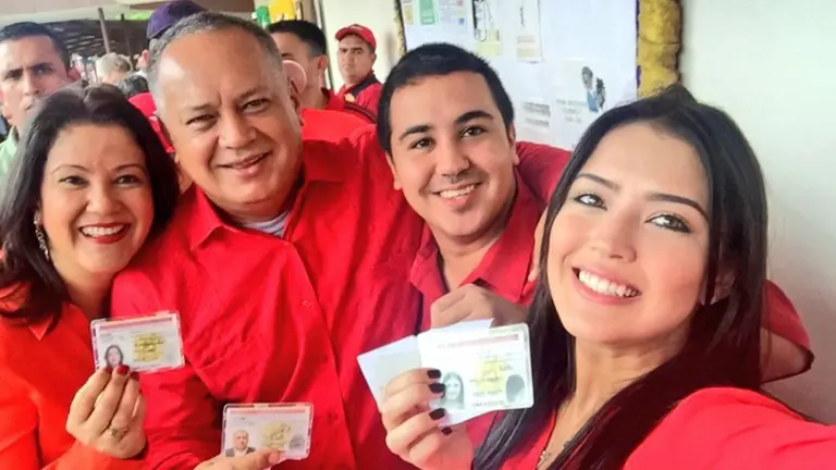 Denuncian que los hijos de N°2 del chavismo huyeron de Venezuela usando el apellido materno