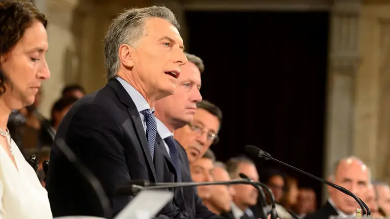 Por el aumento de la AUH, Macri dispondrá de $25.000 millones extra del FMI para asistencia social