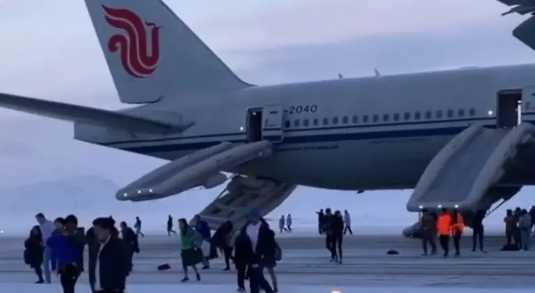 "Salgan todos, el avión va a explotar": caos y desesperación en pleno vuelo tras un aviso de evacuación