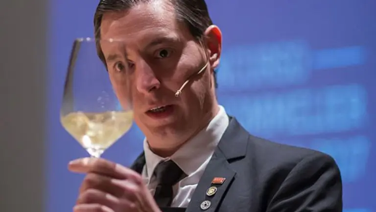 Vinos: quién es el argentino que hace historia en el Mundial de Sommeliers