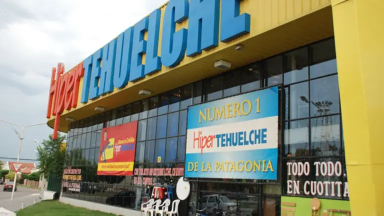 Sueldos en cuotas: hipermercado de un senador del PRO pagará los salarios en dos veces