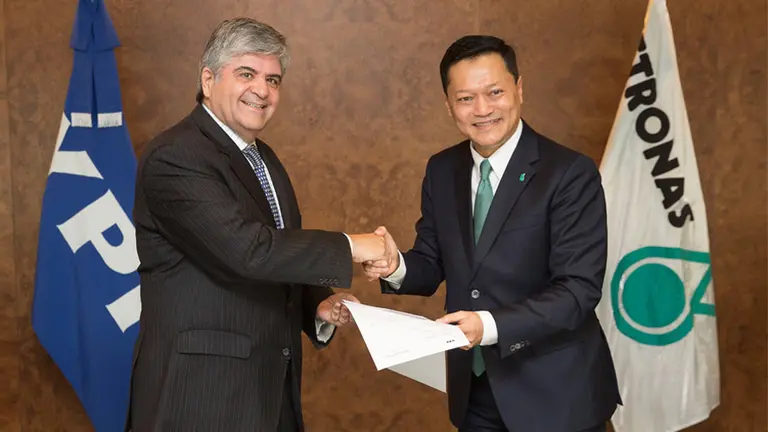 Miguel Gutiérrez, presidente de YPF, y Anuar Taib, de Petronas.