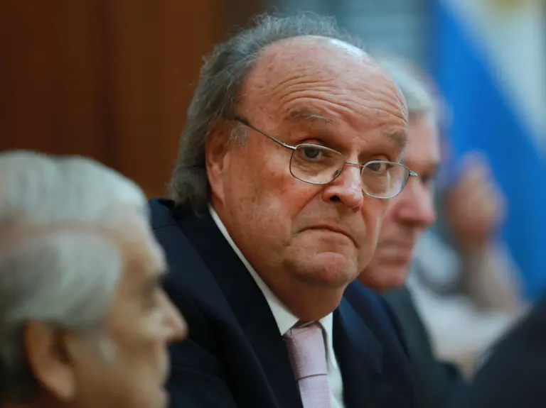 "Nada se construye con un cementerio de empresas"