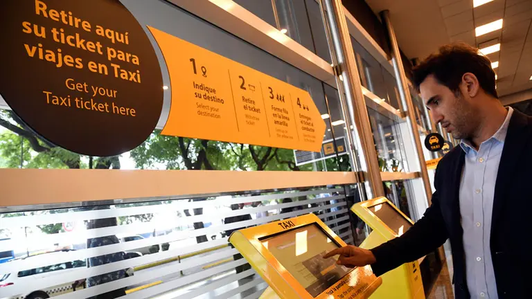 Aeroparque: los taxistas se resisten al nuevo sistema de tarifas prefijadas