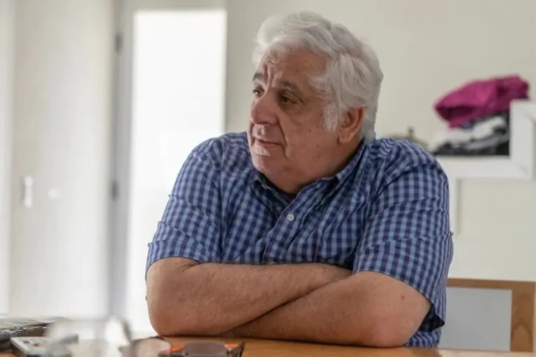 Tras orden de detención, Alberto Samid rechazó entregarse y dijo que el fiscal le pidió 1,8 millones de dólares