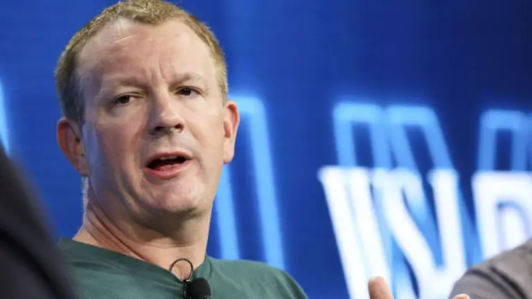 Por qué el cofundador de WhatsApp recomienda eliminar las cuentas de Facebook