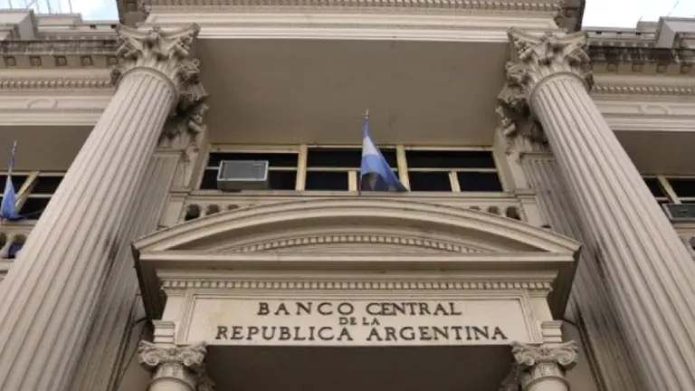 Para contener al dólar, el BCRA limita crédito a exportadoras y las presiona a liquidar divisas