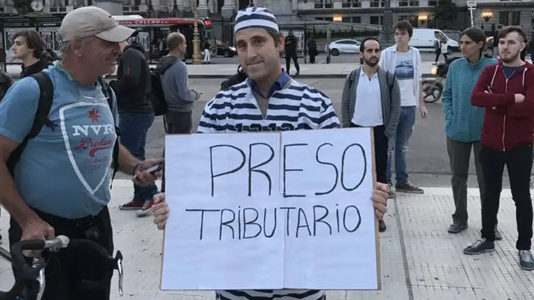 "Libertarios", en su bautismo callejero: manifestación frente al Congreso para exigir la baja de los impuestos