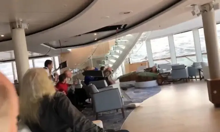 Video: Evacúan por aire a 1.300 pasajeros de un crucero varado frente a la costa de Noruega