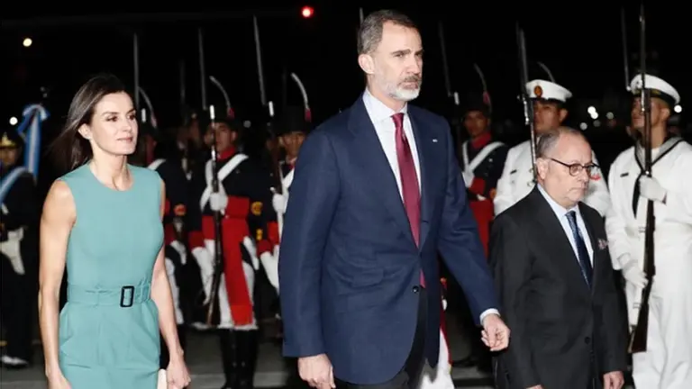 Papelón: los reyes de España debieron esperar casi una hora arriba del avión a falta de una escalera alta