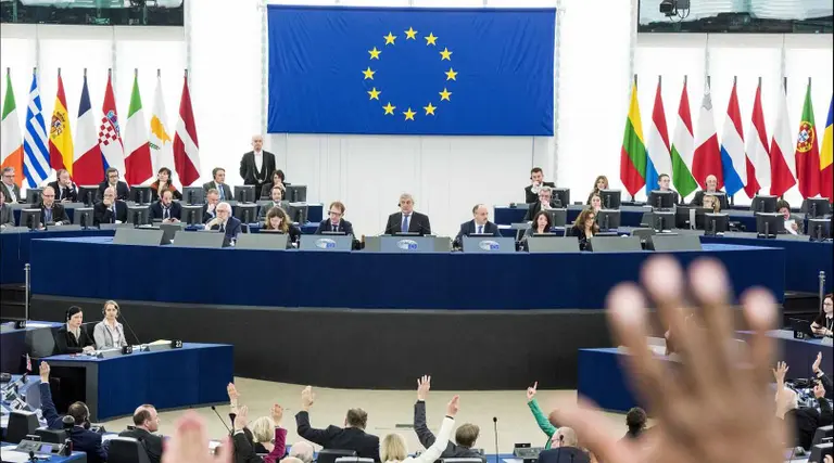 La UE aprobó la nueva directiva de derechos de autor: Google, Wikipedia y otros advierten que se afectará la libre expresión